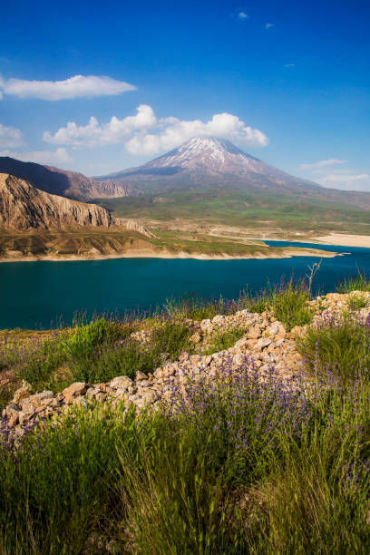 mount damavand, een potentieel actieve vulkaan, is een stratovulkaan die de hoogste piek in iran en de hoogste vulkaan in azië is. lar nationaal park. - nouri stockfoto's en -beelden