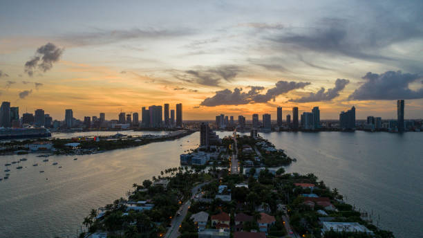 vista aérea do pôr do sol dramático sobre ilhas venezianas, miami, flórida, eua - marina yacht florida sunset - fotografias e filmes do acervo