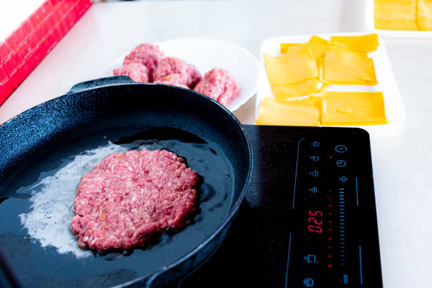 stufa elettrica che prepara hamburger fatti in casa - patty pan foto e immagini stock
