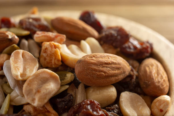 bol de mélange de sentiers, gros plan - nut spice peanut almond photos et images de collection