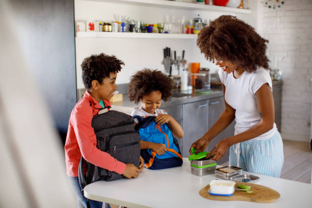 mutter machen schule mittagessen - packen stock-fotos und bilder