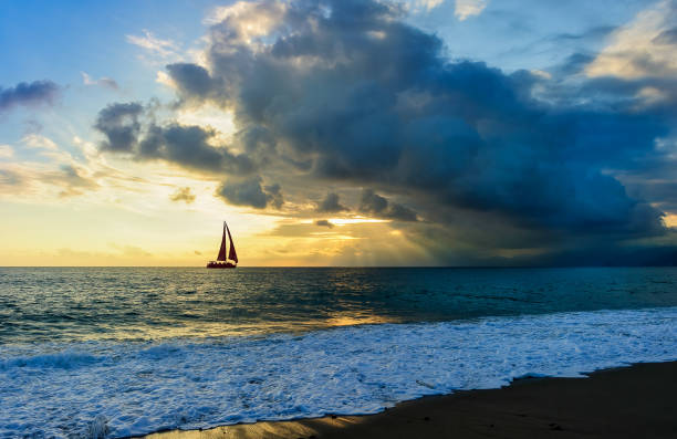 sunset segelboot sun ray journey - sailboat sunset nautical vessel sun stock-fotos und bilder