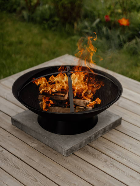 kominek ogień ognisko pit w żelazku na ganku w lecie - fire pit fire fireplace outdoors zdjęcia i obrazy z banku zdjęć