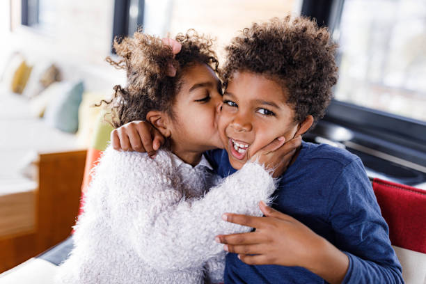 un bacio per il mio fratello più caro! - couple black american culture kissing foto e immagini stock