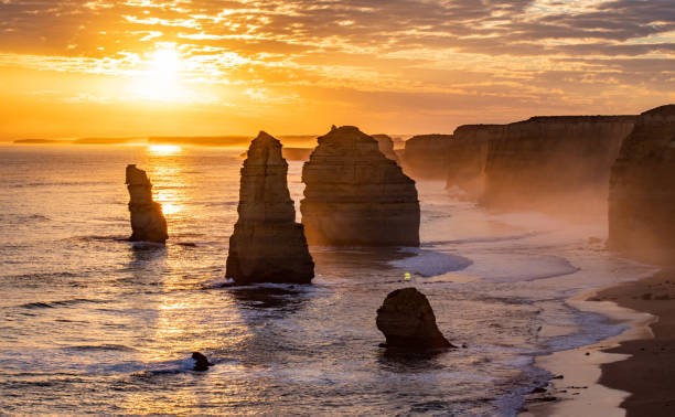 двенадцать апослей на закате - landscape twelve apostles sea rocks sea rock стоковые фото и изображения