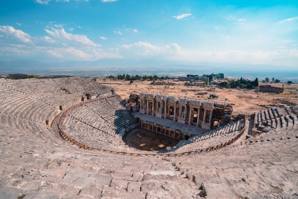 ヒエラポリス古代都市の円形劇場、パムッカレ - hierapolis ストックフォトと画像