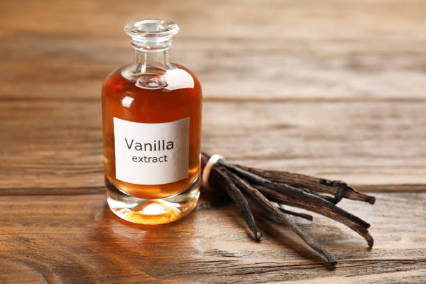 extracto aromático de vainilla y frijoles sobre mesa de madera - vanilla fotografías e imágenes de stock