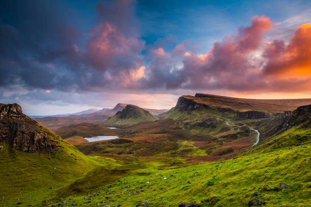 zachód słońca w quiraing na wyspie skye w szkocji - landscape uk scotland scenics zdjęcia i obrazy z banku zdjęć