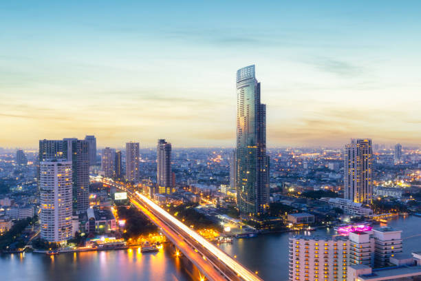 vista aérea de modernos edificios de oficinas en el centro de la ciudad de bangkok con la hora de la puesta de sol, bangkok - bangkok fotografías e imágenes de stock