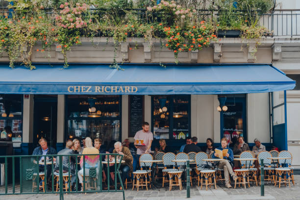 turistas que se relajan en las mesas al aire libre del bistró chez richard y la cafetería en bruselas, bélgica. - brussels waffle belgian waffle people fotografías e imágenes de stock