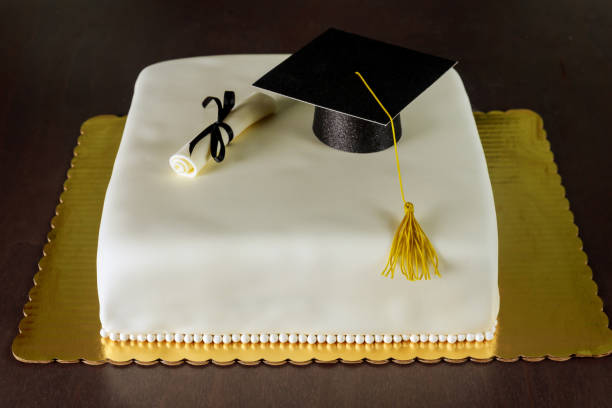 Graduation fondant cake with hat and diploma decoration for party.