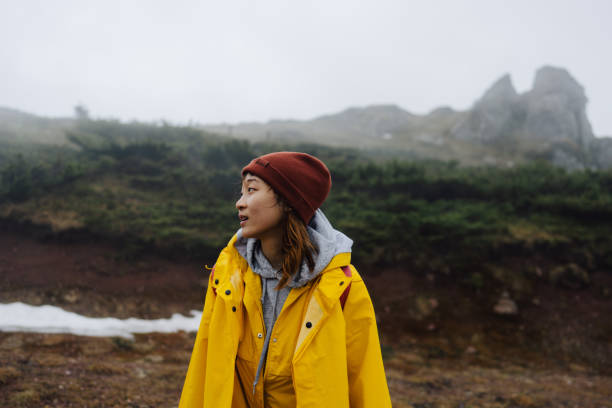 mujer joven asiática durante la caminata - adventure extreme terrain wilderness area inspiration fotografías e imágenes de stock