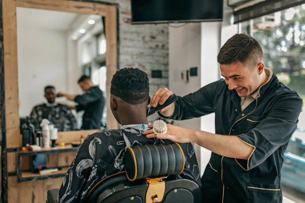 immer stilvollen haarschnitt - herrenfriseursalon stock-fotos und bilder