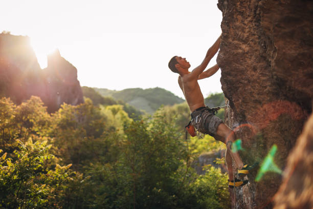 no hay precipicio que no pueda conquistar - escalada en solitario fotografías e imágenes de stock