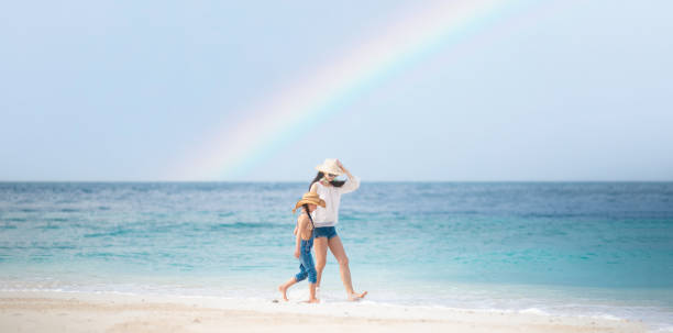 mère et fille jouant sur la plage arc-en-ciel - short phrase photos et images de collection