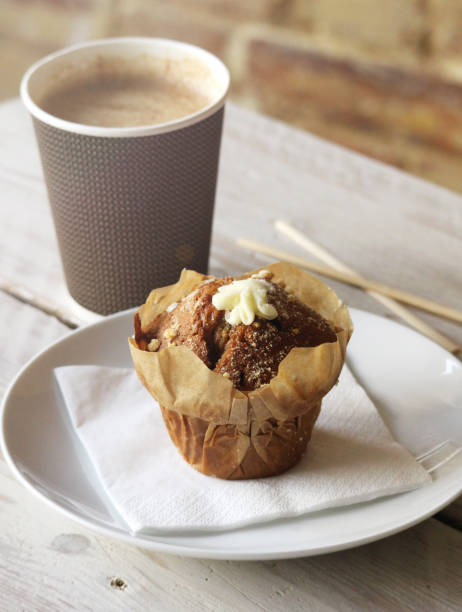 caffè e torta - coffee muffin take out food disposable cup foto e immagini stock