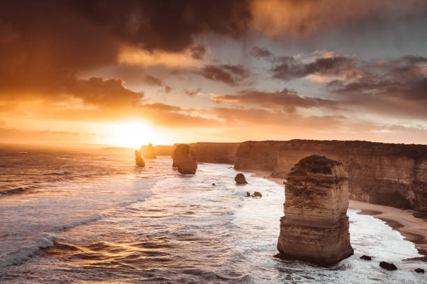 zwölf apostel in australien - australian culture landscape great ocean road beach stock-fotos und bilder