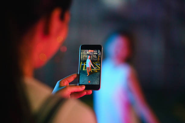 подруги танцуют и vlogging в городе в ночное время - photographing smart phone friendship photo messaging стоковые фото и изображения