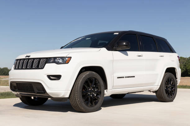 jeep grand cherokee display in einem chrysler-händler. die stellantis-tochtergesellschaften von fca sind chrysler, dodge, jeep und ram. - chrysler stock-fotos und bilder