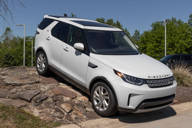 Land Rover Discovery off road display. Jaguar Land Rover is a subsidiary of Tata Motors. Indianapolis - Circa May 2021: Land Rover Discovery off road display. Jaguar Land Rover is a subsidiary of Tata Motors. evoque stock pictures, royalty-free photos & images
