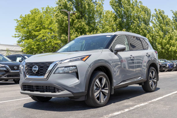nissan rogue display. nissan ist teil der renault nissan alliance. - nissan pathfinder 4x4 stock-fotos und bilder
