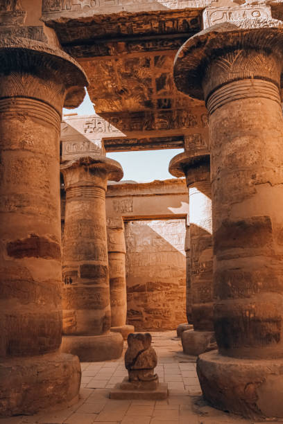 ruínas do templo egípcio de karnak, o maior museu ao ar livre em luxor - ancient civilization ancient traditional culture vertical - fotografias e filmes do acervo