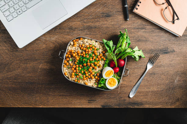 健康な弁当箱のオフィスデスク - silverware lunch table salad �ストックフォトと画像