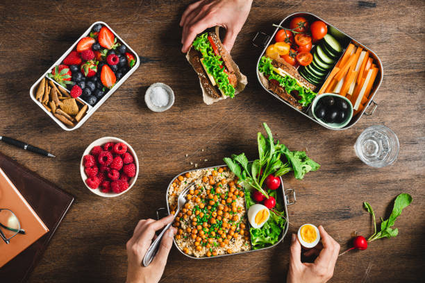 personnes ayant une alimentation équilibrée dans les boîtes à lunch - préparation des aliments photos et images de collection