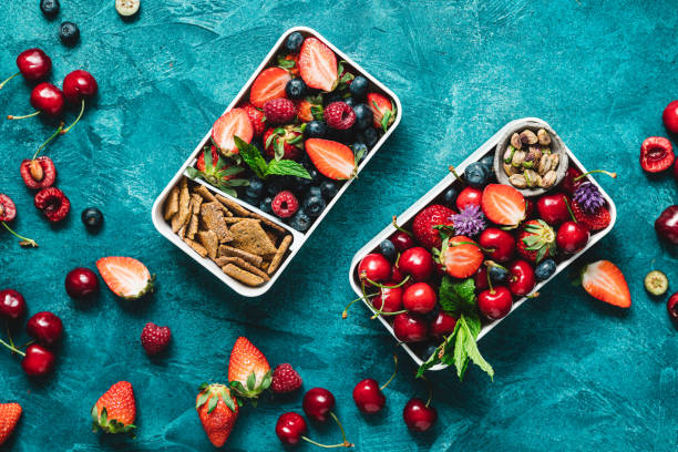 dos loncheras con comida saludable - bento fotografías e imágenes de stock