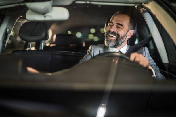 homem de negócios dirigindo um carro. - working smiling equipment car - fotografias e filmes do acervo