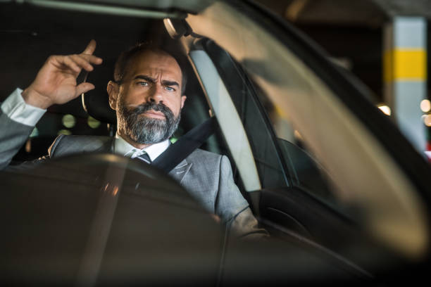 uomo d'affari frustrato alla guida di un'auto. - furious road rage driver road foto e immagini stock