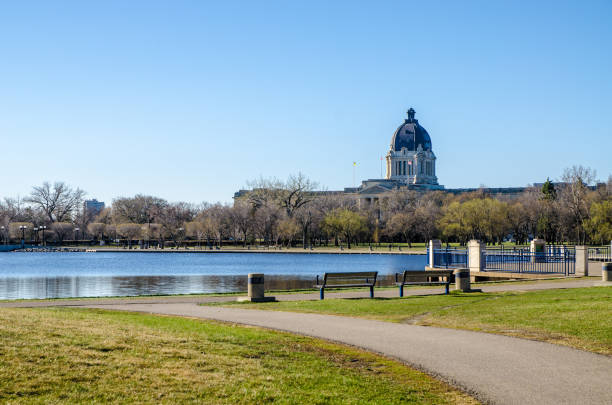 edifício legislativo de saskatchewan com lago wascana - wascana lake - fotografias e filmes do acervo