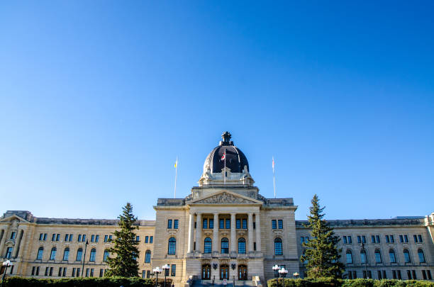 facade of saskatchewan legislative building - built structure building exterior parliament building regina imagens e fotografias de stock