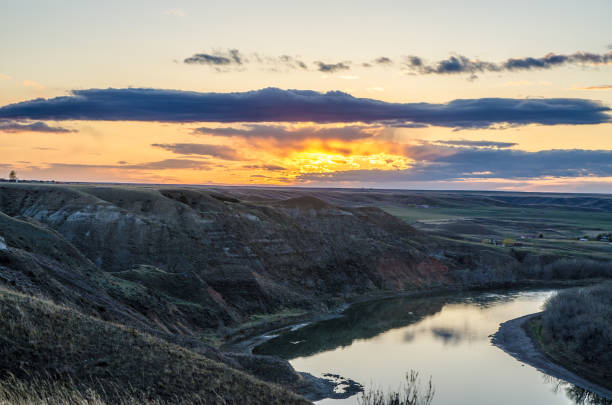 zachód słońca nad rzeką saskatchewan w kapeluszu medycyny - south saskatchewan river zdjęcia i obrazy z banku zdjęć