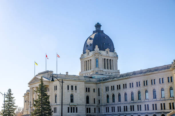 side view of facade of saskatchewan legislative building - built structure building exterior parliament building regina imagens e fotografias de stock