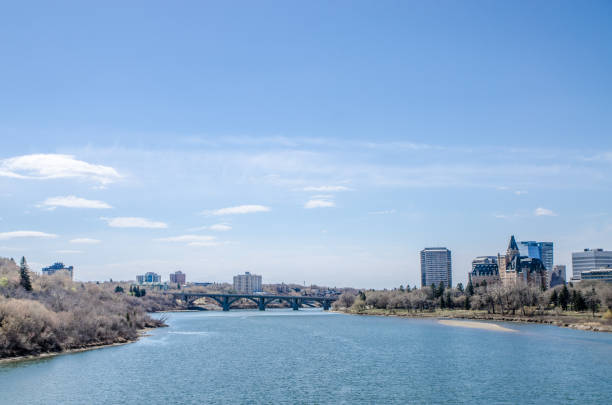 saskatoon urban skyline and saskatchewan river - south saskatchewan river imagens e fotografias de stock