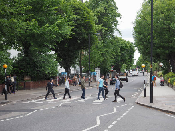 cruce de abbey road en londres - abbey road fotografías e imágenes de stock