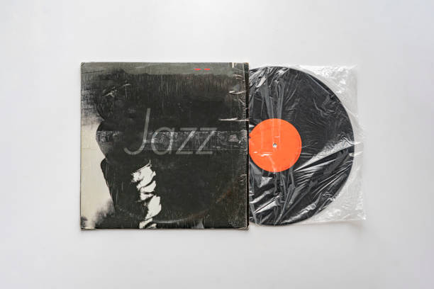 jazz muziek op de oude retro vinyl schijf lp plaat, audio vintage album - lp jazz stockfoto's en -beelden