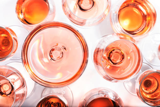 bicchieri da vino rosati in degustazione di vini. diverse varietà, colori e sfumature di vini rosa su sfondo bianco. visualizzazione dall'alto - vino rosato foto e immagini stock