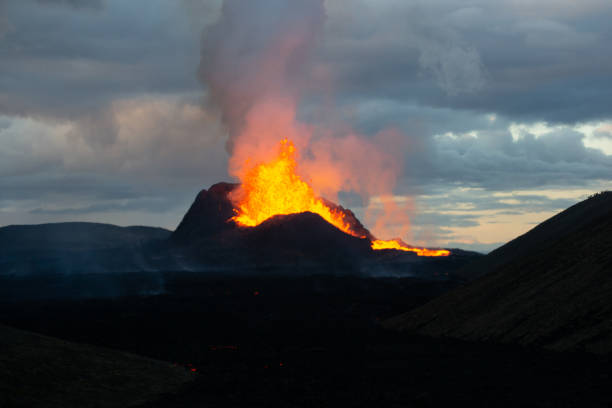 niesamowita erupcja słynnego islandzkiego wulkanu (fagradalsfjall) - nordic countries europe island fjord zdjęcia i obrazy z banku zdjęć