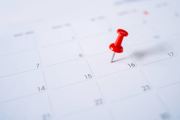 enfoque selectivo. imagen de alfiler rojo bordado el 16 de junio en el calendario. concepto de hacer planificación. - calendar tax april day fotografías e imágenes de stock