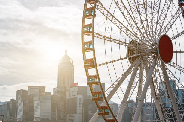 grande roue à hong kong - ferris wheel wheel blurred motion amusement park photos et images de collection
