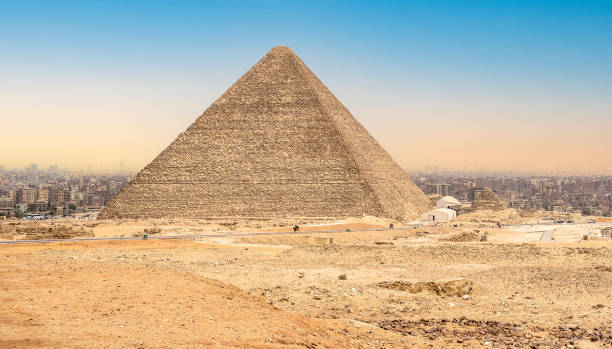 pirâmide antiga contra o céu azul. pirâmide chufu cheops - conhecida como a grande pirâmide. pirâmide de cheops em gizé - pyramid of mycerinus - fotografias e filmes do acervo