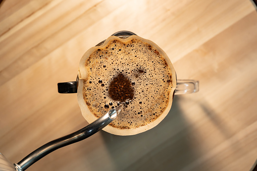 Hacer café con el método de verter sobre desde arriba de la vista photo
