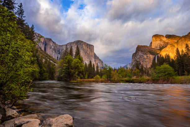 istock Valley View in Yosemite National Park 1321252811