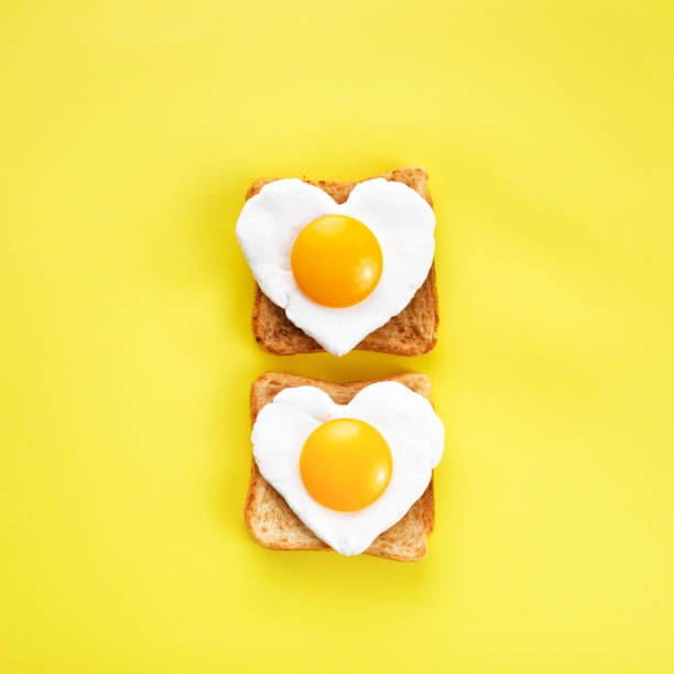 huevo en forma de corazón en rebanada de pan de centeno. me encanta el diseño del desayuno. sándwich saludable. almuerzo o desayuno festivo. día del huevo. - eggs breakfast heart shape fried egg fotografías e imágenes de stock