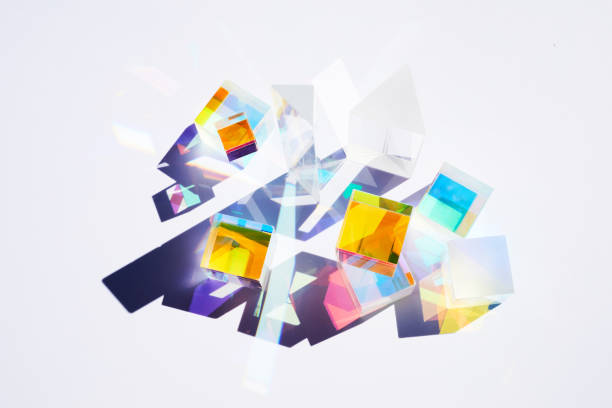 abstrakter hintergrund mit glasigen geometrischen figuren prismen mit lichtbeugung der spektrumfarben und komplexer reflexion. - prism spectrum laser rainbow stock-fotos und bilder