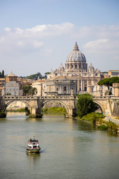 basílica de san pedro en el río tíber en roma, italia - st peters basilica fotografías e imágenes de stock