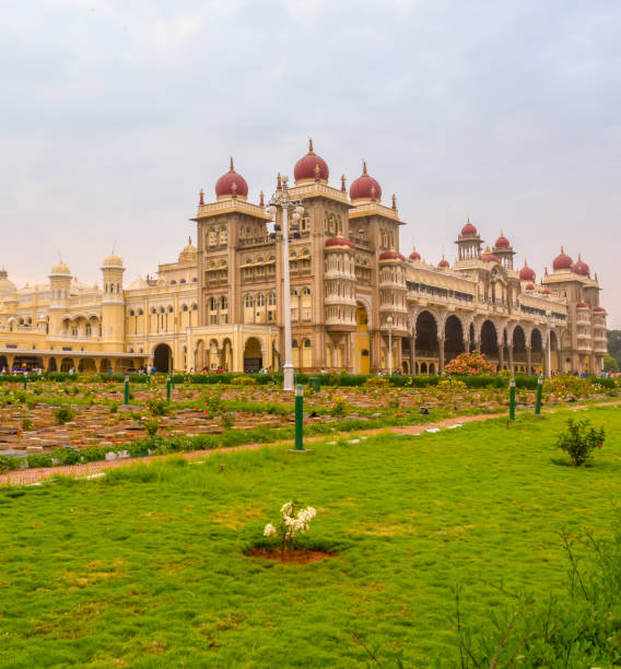 vista de retrato del palacio de mysore - mysore fotografías e imágenes de stock