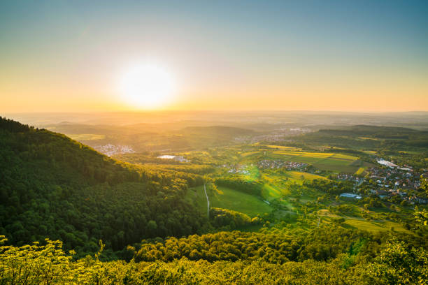 alemanha, atmosfera do pôr do sol sobre montanhas intermináveis e paisagem verde de paisagem natural suábia, vista aérea de cima da cidade de beuren - montanhas suábias - fotografias e filmes do acervo